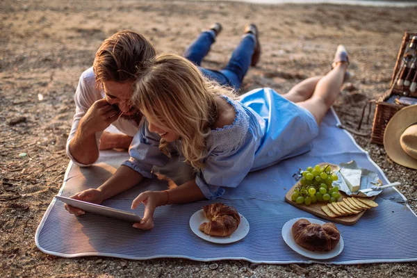 Para Zakochanych Piknik Daty Pomocą Tabletu — Zdjęcie stockowe