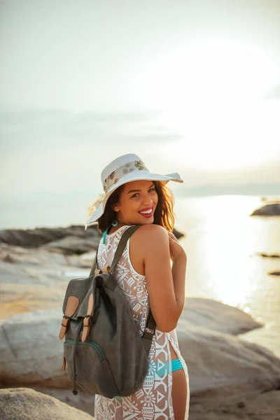 Close Retrato Uma Jovem Explorando Praia Com Uma Mochila — Fotografia de Stock
