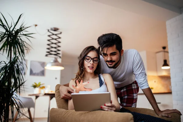 Portret Van Een Jong Koppel Genieten Van Digitale Tablet Binnenshuis — Stockfoto