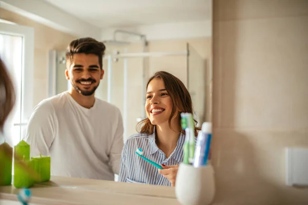 Retrato Jovem Casal Escovando Dentes Banheiro — Fotografia de Stock