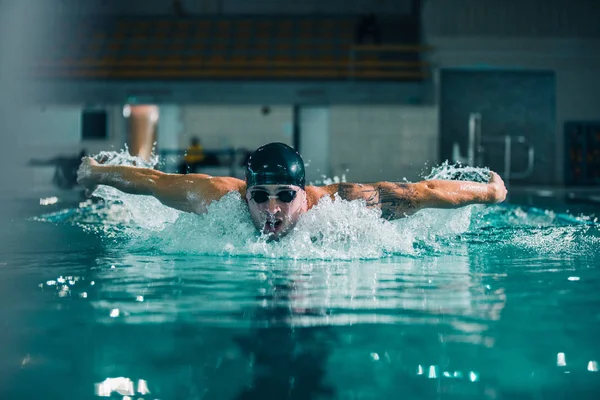 Ung Atletisk Man Öva Hans Simteknik Och Hastighet Inuti Inomhuspool — Stockfoto