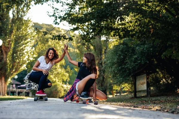 Δύο Κορίτσια Απολαμβάνουν Ιππασία Skateboards Εξωτερικούς Χώρους — Φωτογραφία Αρχείου
