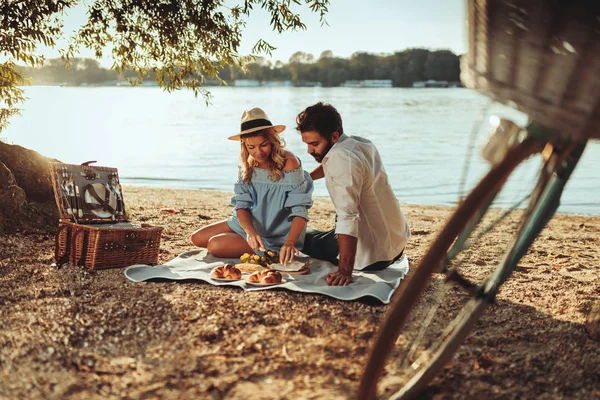 Casal Apaixonado Curtindo Piquenique Comida Livre — Fotografia de Stock