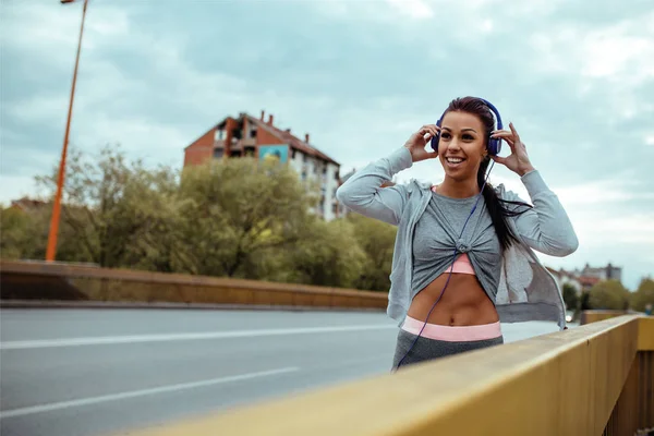 Retrato Una Atleta Sonriente Poniéndose Auriculares Aire Libre —  Fotos de Stock