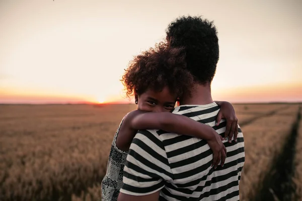 Постріл Афроамериканців Батько Дочка Підтримуючи Пшеничному Полі Заході Сонця — стокове фото