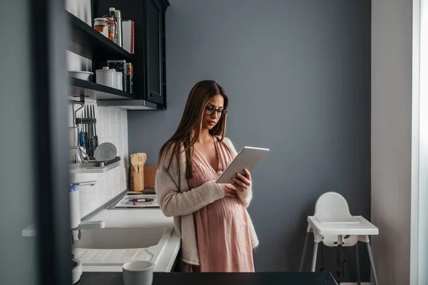 Una Joven Mujer Embarazada Hermosa Navegando Por Tableta Cocina — Foto de Stock