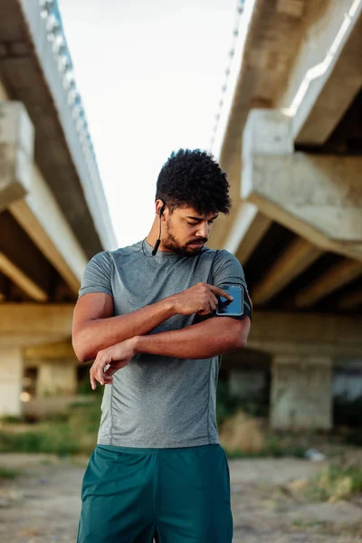 Afrikanisch Amerikanischer Mann Stellt Eine Playlist Für Das Laufen Auf — Stockfoto