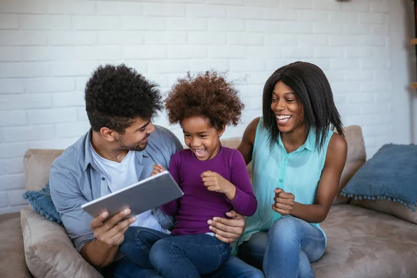 Mamá Papá Jugando Videojuegos Con Hija —  Fotos de Stock