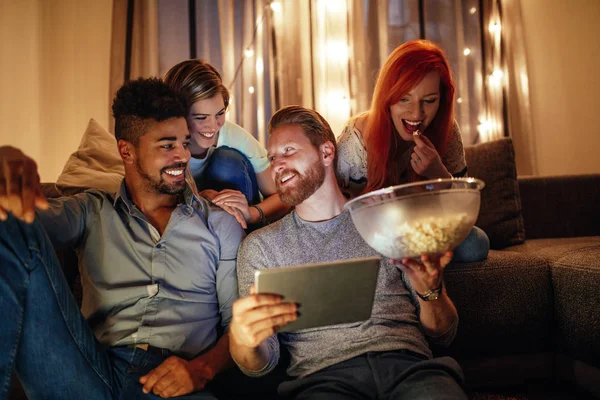 Dört Arkadaş Bir Dijital Tablet Evde Bir Film Izlerken Eğlenmek — Stok fotoğraf