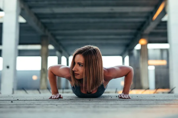 Een Jonge Sportieve Vrouw Doen Pushups Een Verlaten Bouwplaats Vroege — Stockfoto