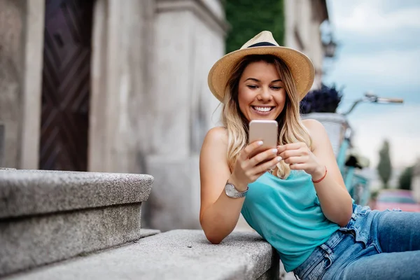 Retrato Una Joven Sonriente Usando Teléfono Móvil Mientras Apoya Las — Foto de Stock