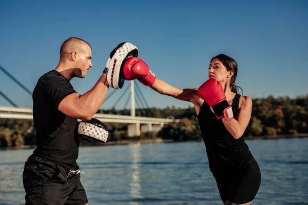 Una Joven Atlética Profesional Está Golpeando Entrenador Boxeo — Foto de Stock