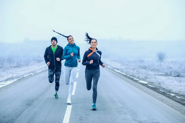 Idrottsman Fitness Vänner Körs Öppen Väg — Stockfoto