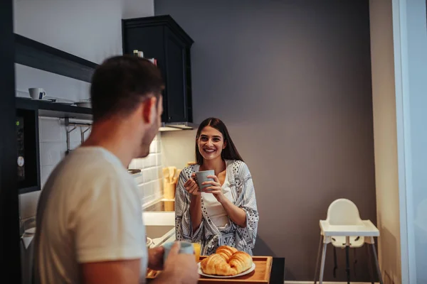 Jovem Casal Feliz Passando Início Dia Juntos — Fotografia de Stock