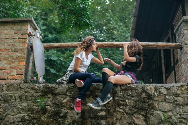 Twee Vriendinnen Tijd Samen Doorbrengen Buiten — Stockfoto