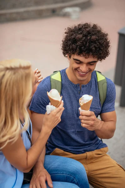街で一緒に食べることを楽しむ若いカップル アイスクリームします — ストック写真
