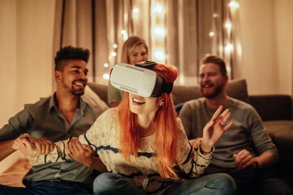 Amigos Divirtiéndose Con Auriculares Realidad Virtual Casa — Foto de Stock