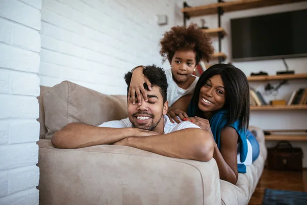 Família Afro Americana Desfrutando Passar Tempo Juntos Casa — Fotografia de Stock