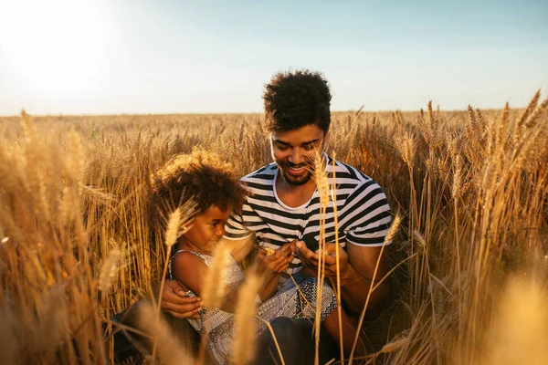 Fénykép Egy Afro Amerikai Apa Lánya Miután Egy Ideje Területeken — Stock Fotó