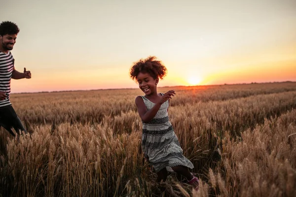 Gülen Bir Portre Afro Amerikan Kızı Alanları Günbatımında Oynama Baba — Stok fotoğraf