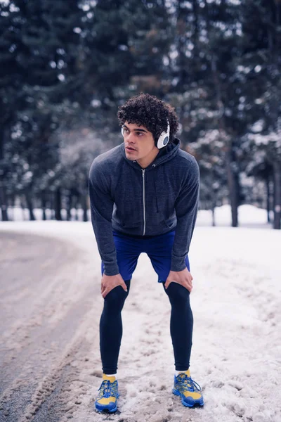 Atleta Hombre Escuchando Música Mientras Ejercita Invierno Aire Libre —  Fotos de Stock