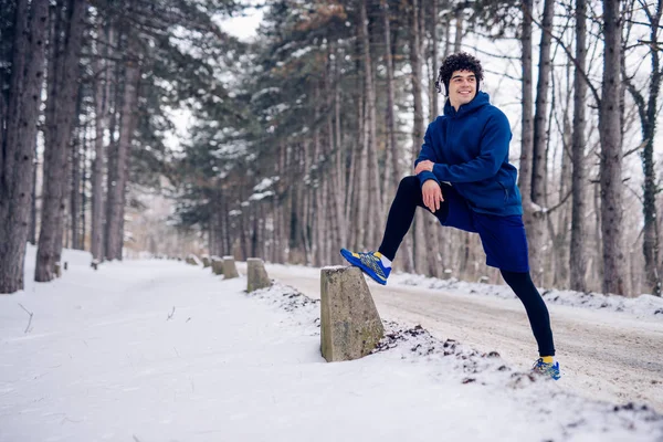 Atleta Uomo Facendo Alcuni Esercizi Stretching All Aperto Inverno — Foto Stock