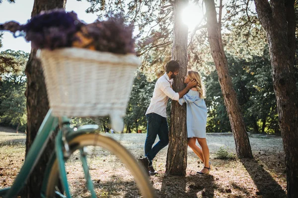 Adorável Jovem Casal Divertindo Natureza — Fotografia de Stock