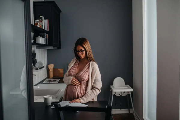 Krásná Těhotná Žena Čtení Knihy Její Kuchyni Poklidné Ráno — Stock fotografie