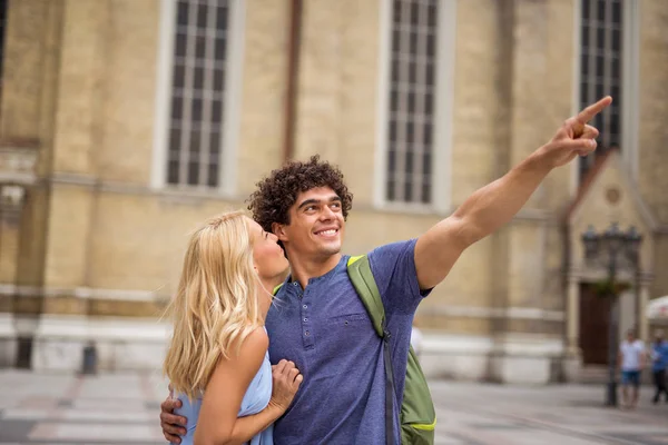 Portret Van Toeristen Verlijmen Terwijl Sightseeing Stad — Stockfoto