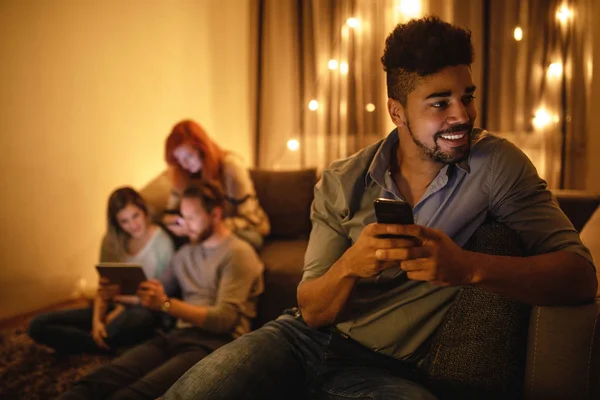 Guapo Afroamericano Joven Utilizando Teléfono Móvil Casa Amigo — Foto de Stock