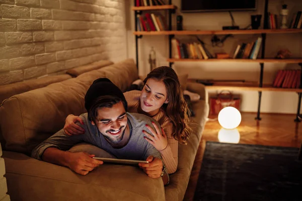 Sonriente Joven Pareja Vinculándose Casa — Foto de Stock