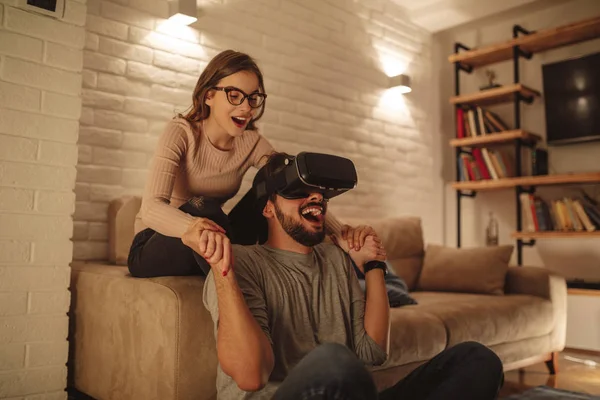 Pareja Joven Disfrutando Usar Auriculares Realidad Virtual — Foto de Stock