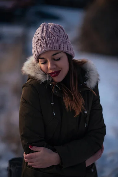 Retrato Uma Jovem Fêmea Desfrutando Inverno Com Olhos Fechados — Fotografia de Stock