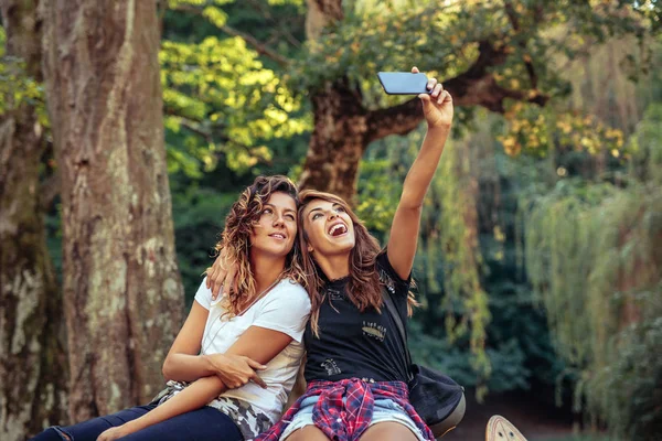 Amigos Felizes Posando Para Selfie — Fotografia de Stock