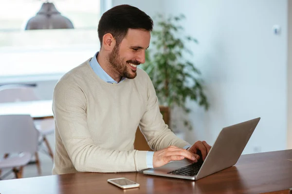 Jeune Homme Décontracté Travaillant Sur Son Ordinateur Portable Dans Confort — Photo