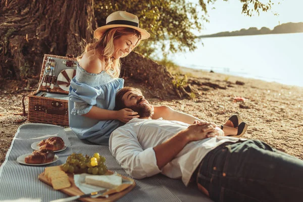 Mooie Paar Genieten Van Picknick Tijd Zonsondergang — Stockfoto