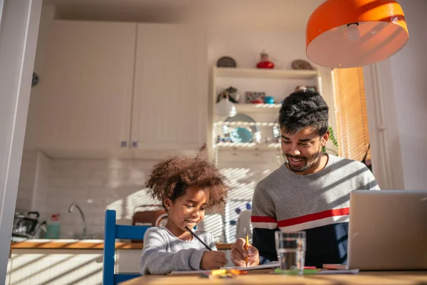 Retrato Joven Afroamericano Padre Hija Dibujando Juntos Casa — Foto de Stock