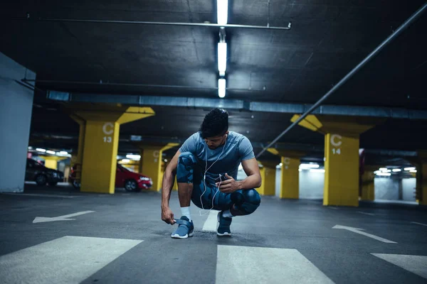 운동선수 남자는 음악을 들으면서 운동에 준비의 초상화 — 스톡 사진