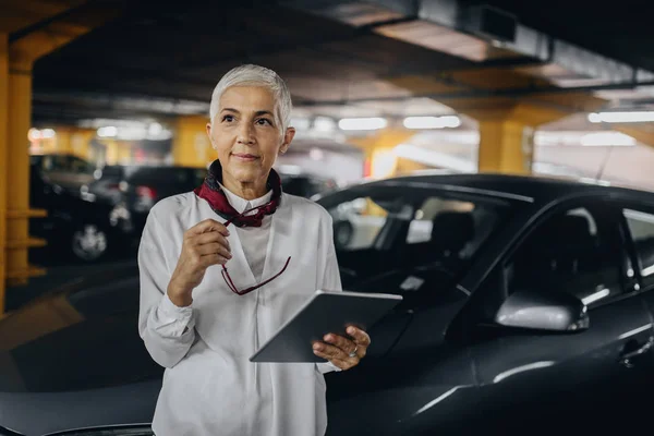 Una Mujer Profesional Alto Nivel Pie Frente Coche Garaje Subterráneo — Foto de Stock