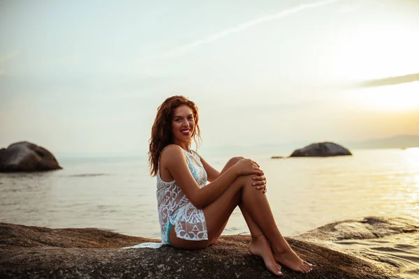 Retrato Uma Mulher Sorridente Sentada Uma Rocha Desfrutando Verão — Fotografia de Stock