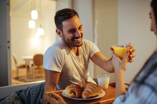 Jovem Marido Feliz Trazendo Seu Café Manhã Namorada Para Cama — Fotografia de Stock