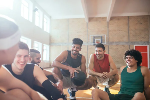 Giocatori Basket Sorridenti Che Divertono Fare Una Pausa Durante Pratica — Foto Stock