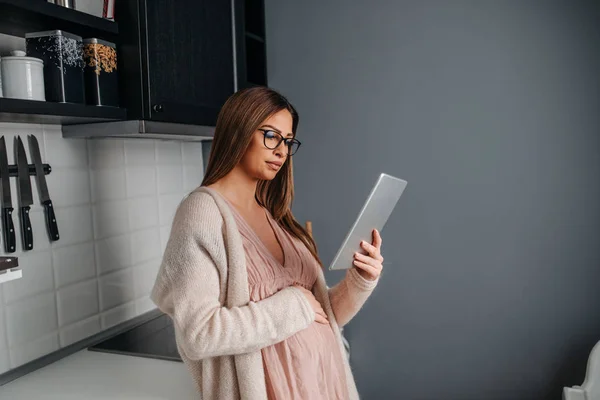Mujer Embarazada Usando Tableta Casa Cocina — Foto de Stock