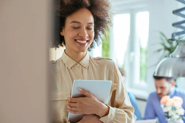 Retrato Cerca Una Joven Sonriente Sosteniendo Una Tableta Digital — Foto de Stock