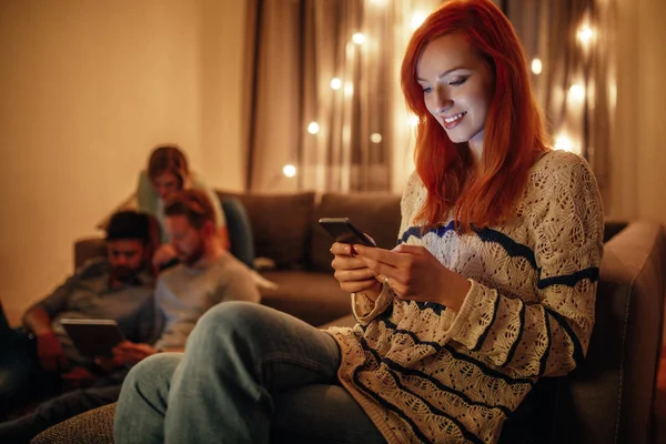 Porträtt Vacker Ung Kvinna Med Mobiltelefon — Stockfoto