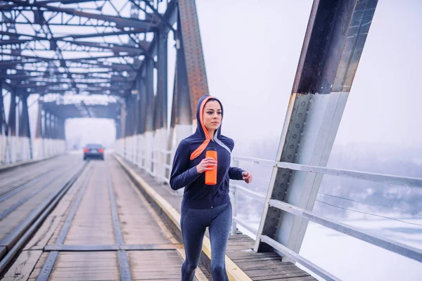 Sportlerin Läuft Auf Brücke — Stockfoto