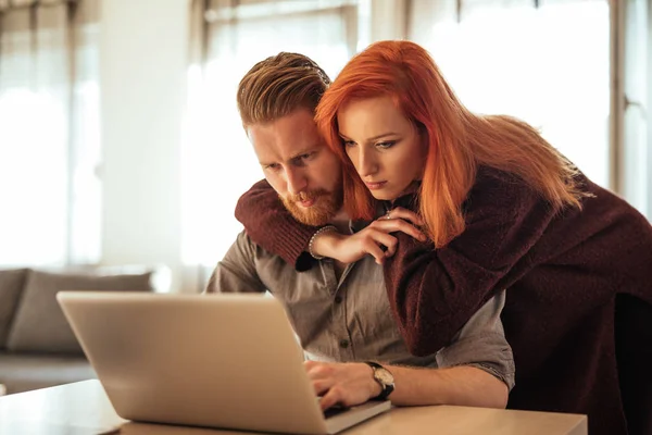 Foto Eines Jungen Paares Das Hause Arbeitet — Stockfoto