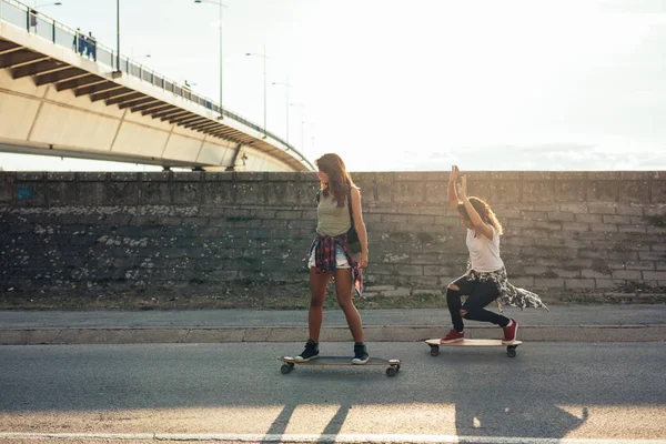 Girls Having Fun Riding Skateboards Outdoors — Stock Photo, Image