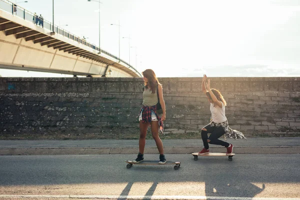 Chicas Divirtiéndose Montando Monopatines Aire Libre —  Fotos de Stock