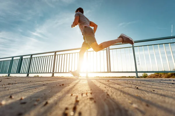 Disparo Ángulo Bajo Hombre Corriendo Aire Libre —  Fotos de Stock